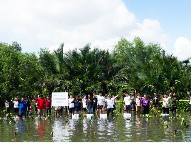 Balai Konservasi Sumber Daya Alam (BKSDA) Jakarta bersama Yayasan Konservasi Alam Nusantara (YKAN) dan Disney menanam melakukan kegiatan penanaman mangrove dan Ngobrol Santai Konservasi (Ngonser) di Suaka Margasatwa (SM) Muara Angke dengan tema “Melestarikan Mangrove, Melestarikan Kehidupan”, pada Sabtu (21/1). Kegiatan ini juga merupakan bagian dari rangkaian kampanye “Keep Our Oceans Amazing” yang bertujuan meningkatkan kesadaran dan pemahaman masyarakat tentang pentingnya pelestarian ekosistem laut dan pesisir.