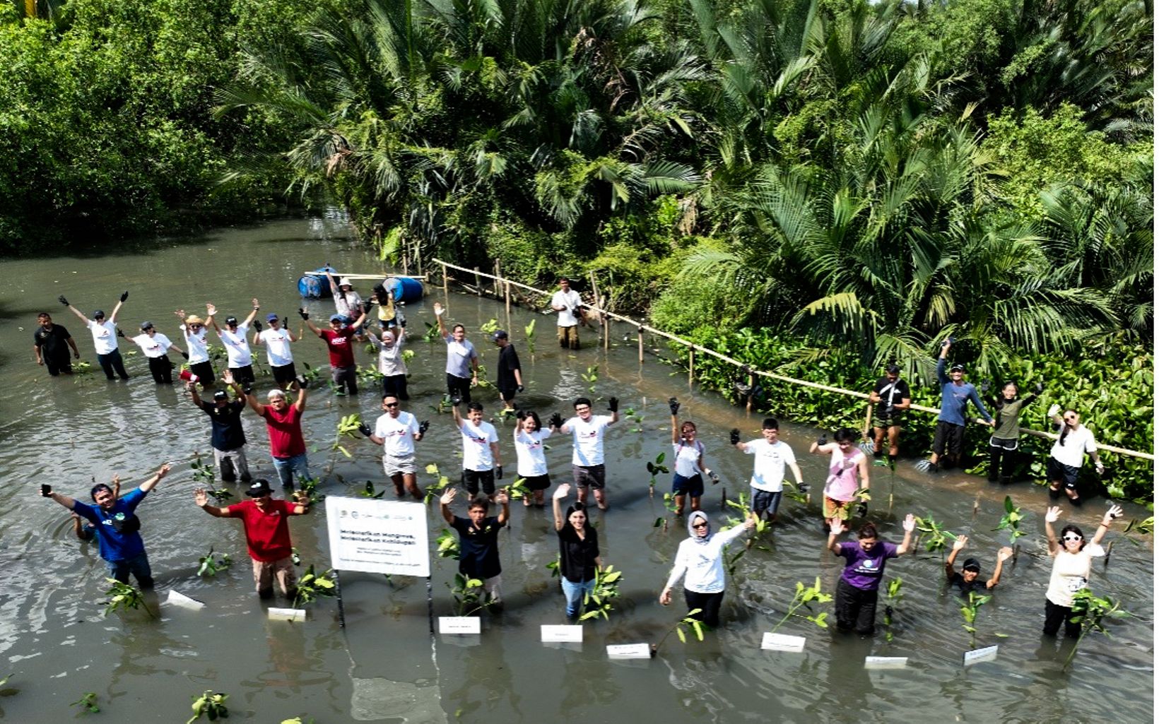 
                
                  Keterangan Foto Balai Konservasi Sumber Daya Alam (BKSDA) Jakarta bersama Yayasan Konservasi Alam Nusantara (YKAN) dan Disney menanam melakukan kegiatan penanaman mangrove dan Ngobrol Santai Konservasi (Ngonser) di Suaka Margasatwa (SM) Muara Angke dengan tema “Melestarikan Mangrove, Melestarikan Kehidupan”, pada Sabtu (21/1). Kegiatan ini juga merupakan bagian dari rangkaian kampanye “Keep Our Oceans Amazing” yang bertujuan meningkatkan kesadaran dan pemahaman masyarakat tentang pentingnya pelestarian ekosistem laut dan pesisir.
                  © Dzimar Prakoso/YKAN
                
              
