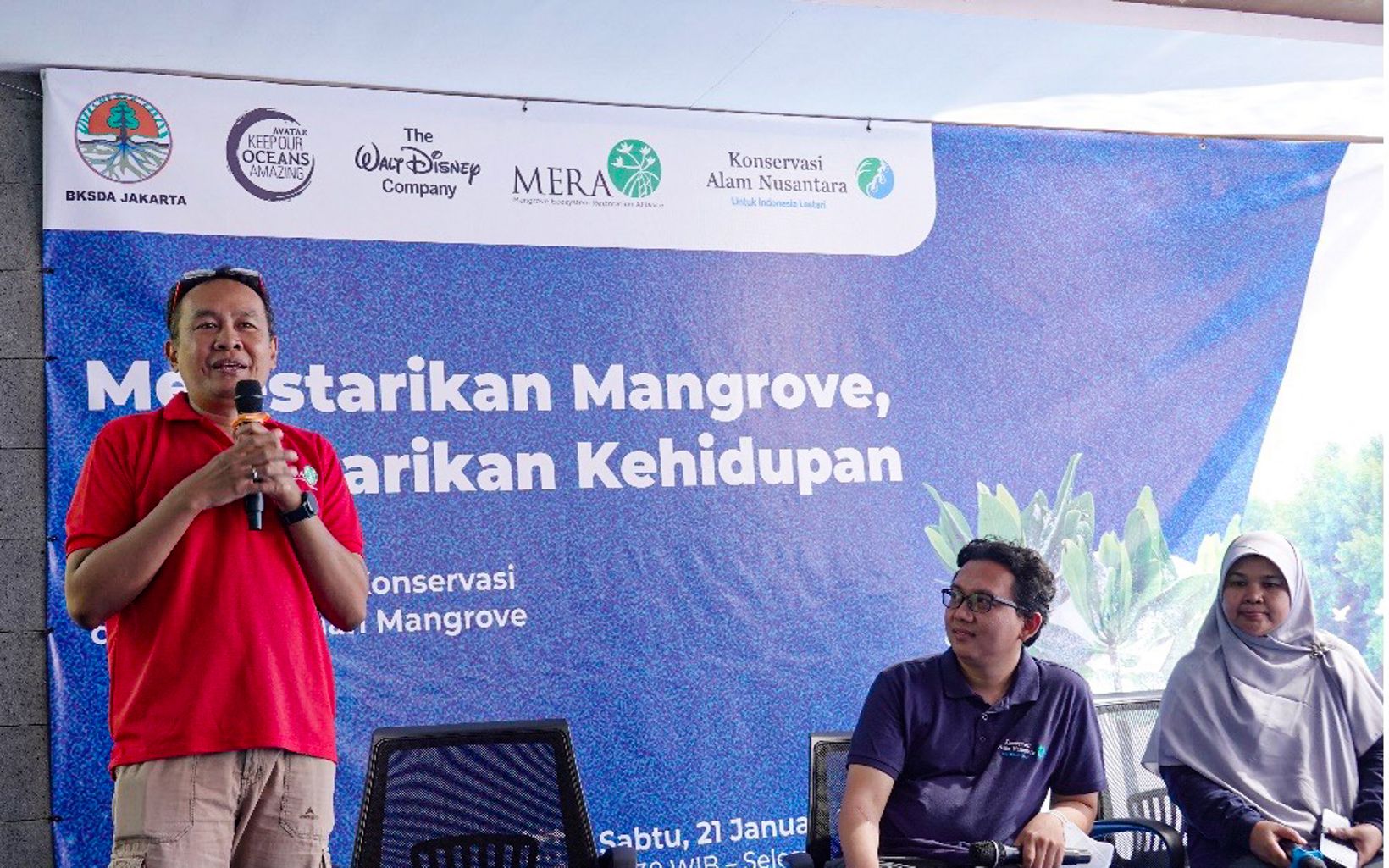 
                
                  Keterangan Foto Balai Konservasi Sumber Daya Alam (BKSDA) Jakarta bersama Yayasan Konservasi Alam Nusantara (YKAN) dan Disney menanam melakukan kegiatan penanaman mangrove dan Ngobrol Santai Konservasi (Ngonser) di Suaka Margasatwa (SM) Muara Angke dengan tema “Melindungi Mangrove, Melestarikan Kehidupan”, pada Sabtu (21/1).
                  © Nugroho Arif Prabowo/YKAN
                
              