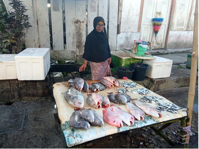 Seorang Ibu di Kepulauan Aru, Dobo, bertugas menjualbelikan ikan kakap hasil tangkapan di WPP 718. Kegiatan perikanan bukan saja menjadi sumber mata pencaharian utama bagi para nelayan, namun juga bagi para perempuan di pesisir Laut Arafura.