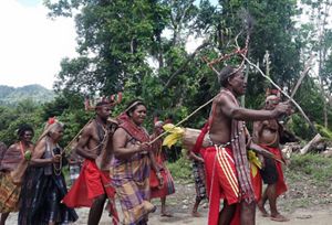 Pertunjukan Tari Alen, tarian penyambutan tamu dari Suku Moi