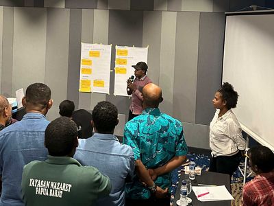 Sesi Presentasi oleh Peserta dalam Pelatihan Penggalangan Dana Pengelolaan Berkelanjutan di Kawasan Konservasi Wilayah Kelola MHA.