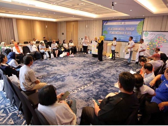 Peserta “Pelatihan Modul Prinsip Pembangunan Hijau bagi Peserta Pemilu dan Pilkada 2024”, di Samarinda, Kalimantan Timur. Mereka adalah calon legislator mewakili 18 partai politik yang terdaftar pada Pemilu 2024.