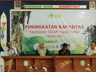 Dari ki-ka : Spesialis Pengembangan Kapasitas Perdesaan YKAN Christianus Djoka, Kepala Bidang Pemerintahan Desa Dinas Pemberdayaan Masyarakat dan Pemerintah Desa (DPMPD) Kabupaten Kutai Timur Yudieth, Direktur Yayasan Nastari Wahono, dan Perwakilan Yayasan Bikal Salim Sirahmad.