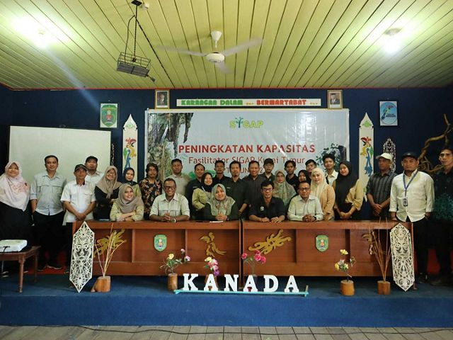 Foto bersama para peserta dan narasumber pelatihan “Peningkatan Kapasitas Fasilitator SIGAP Kutai Timur”.