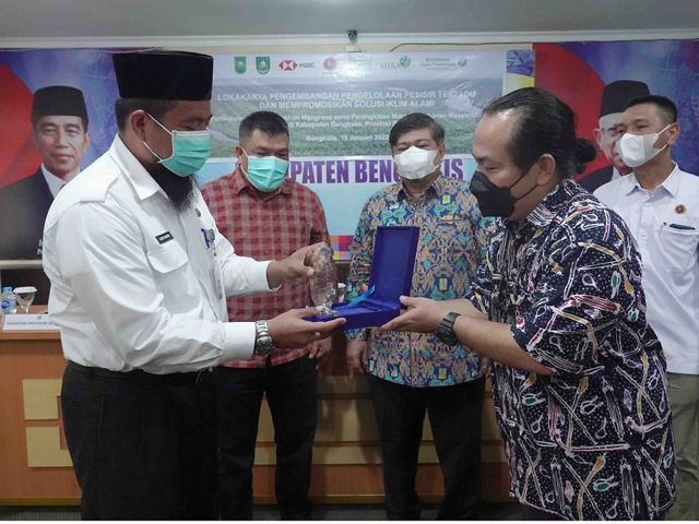 M. Imran Amin, MERA Program Director, handed a placard to Andres Wasono, Assistant 1 of Bengkalis Regency, in the opening of Integrated Coastal Management Program Development and Natural Climate Solution Promotion Workshops in Bengkalis Regency (01/19). 