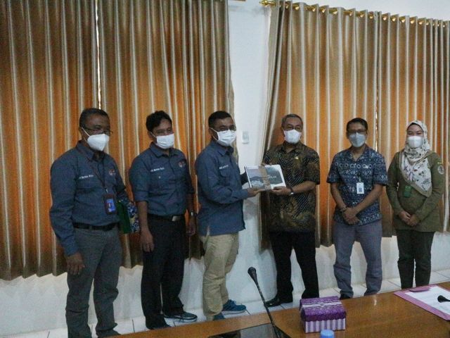 Foto Bersama tim pemerintah Provinsi Jambi dan Provinsi Kalimantan Timur.