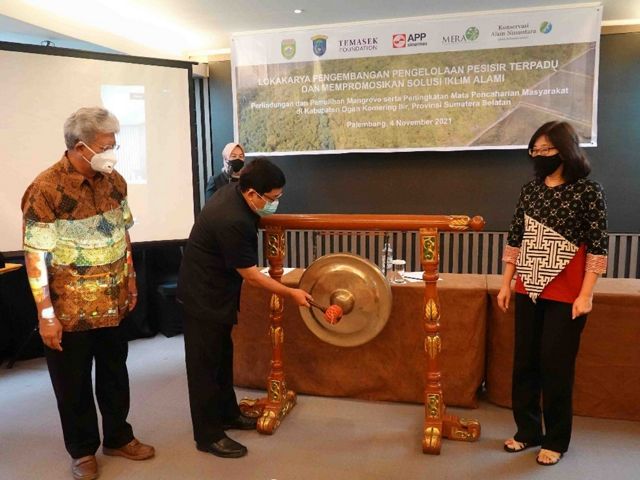 The Head of the South Sumatra Provincial Forestry Service, Pandji Tjahjanto, struck the gong to mark the launch of the Integrated Coastal Management Development Program and Promoting Natural Climate Solutions in South Sumatra Province on (4/11) accompanied by YKAN Executive Director Herlina Hartanto and YKAN Senior Advisor Wahjudi Wardojo.