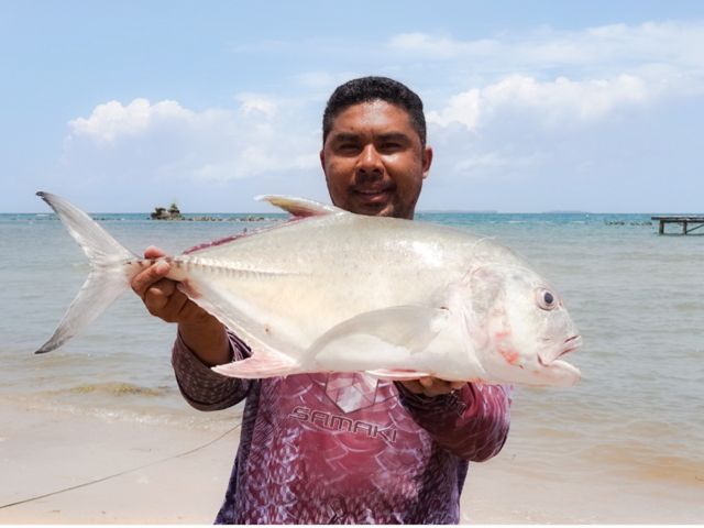 Yunus, mitra nelayan YKAN dari Kampung Waigama, Distrik Misool Utara, Kabupaten Raja Ampat menunjukkan ikan hasil tangkapannya.