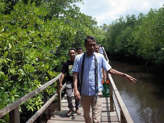 Kunjungan camat di kawasan ekowisata mangrove