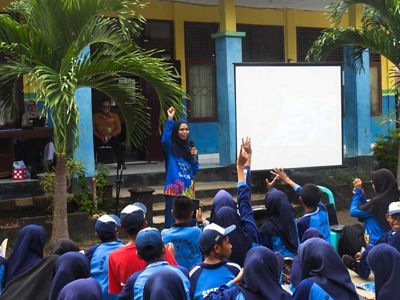 Sesi pemberian materi mengenai Hari Lahan Basah Sedunia serta materi fungsi ekosistem pesisir bagi kehidupan.