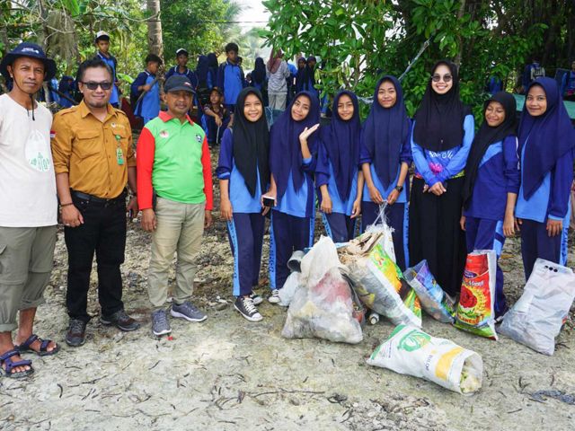 Kegiatan aksi bersih pantai dan kawasan pesisir oleh para pelajar dan peserta Pendidikan Lingkungan Hidup.
