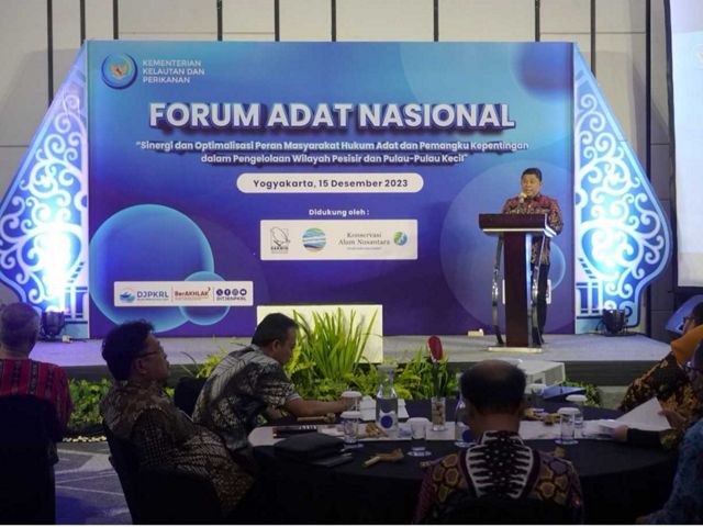 Direktur Jenderal Pengelolaan Kelautan dan Ruang Laut KKP Victor Gustaf Manoppo menyampaikan memberikan sambutan pada acara pembukaan Forum Adat Nasional di Yogyakarta pada pada 15 Desember 2023.