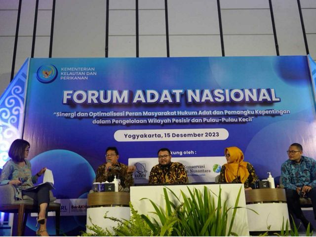 Direktur Pendayagunaan Pesisir dan Pulau-Pulau Kecil (P4K) KKP Muhammad Yusuf dalam sesi dialog interaktif pada acara Forum Adat Nasional di Yogyakarta tanggal 15 Desember 2023.