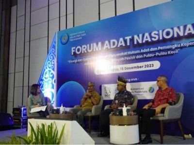 Manajer Senior Bentang Laut Kepala Burung Lukas Rumetna menyampaikan pembelajaran dari pendampingan MHA yang dilakukan oleh YKAN di acara Forum Adat Nasional di Yogyakarta tanggal 15 Desember 2023.