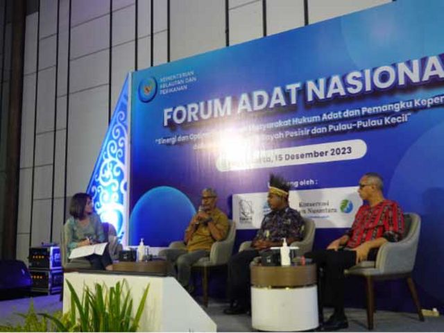Manajer Senior Bentang Laut Kepala Burung Lukas Rumetna menyampaikan pembelajaran dari pendampingan MHA yang dilakukan oleh YKAN di acara Forum Adat Nasional di Yogyakarta tanggal 15 Desember 2023.