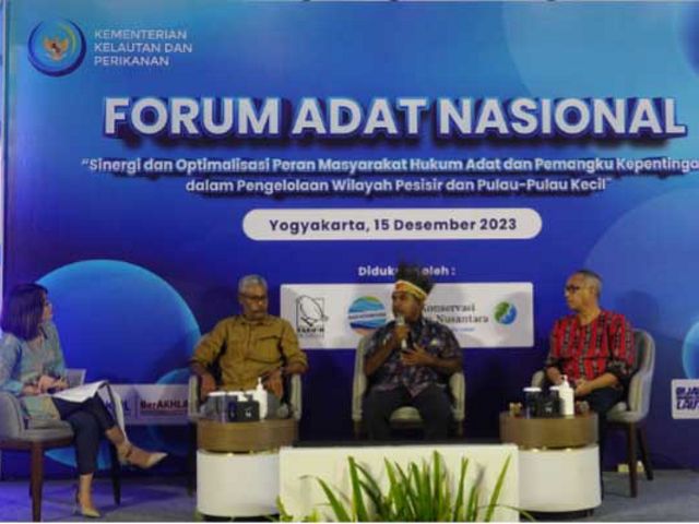 Ketua MHA Werur Junus Rumansara menyampaikan pembelajaran dari pengelolaan MHA Werur pada acara Forum Adat Nasional di Yogyakarta, tanggal 15 Desember 2023.