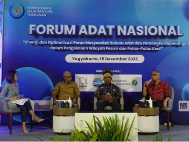 Raja MHA Negeri Rutong Reza Valdo Maspaitella menyampaikan pembelajaran dari pengelolaan MHA di Negeri Rutong pada acara Forum Adat Nasional di Yogyakarta, tanggal 15 Desember 2023.