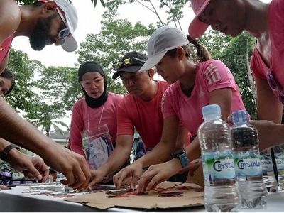 Para key opinion leaders yang biasa bergerak di kegiatan charity run, yakni Tedjo, Soraya Larasati, Nano, Agnes Yuliavitriani, dan Narita Diyan yang bergabung dalam “Misi Lestari 2023: See Nature” tengah menyelesaikan tugas di salah satu pos misi.