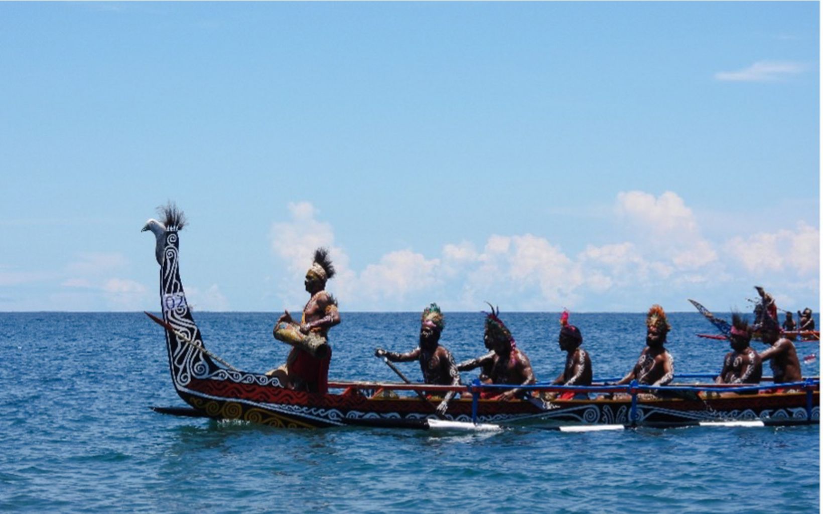 Keterangan Foto Lomba dayung perahu adat byak, sebagai bagian dari rangkaian acara Festival Adat Munara Beba Byak Karon. © YKAN