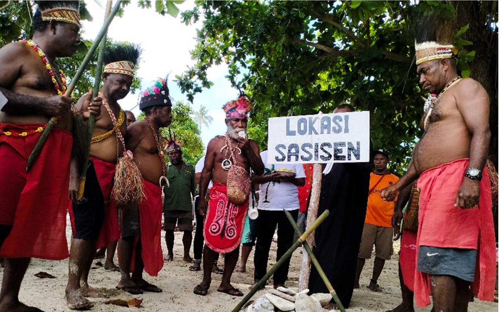 Keterangan Foto Pengukuhan komitmen masyarakat adat Byak Karon dalam menjaga kelestarian laut melalui upacara tutup sasisen (sasi). © Nugroho Arif Prabowo/YKAN