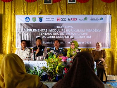 Staf BPMP Sumsel, Dinas Kabupaten OKI, SDN 1 Sungai Lumpur, dan YKAN memberi pengantar dan pembukaan kegiatan “Lokakarya Implementasi Modul P5 tentang Ekosistem Mangrove untuk Guru-guru SD di Pesisir OKI”, 7 November 2023. Kegiatan yang diwadahi oleh Program MERA ini didukung oleh Temasek Foundation, APP Sinarmas, dan UBS Optimus Foundation.