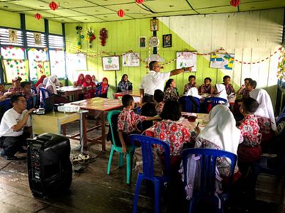 Praktik ujicoba Modul P5 oleh peserta guru di dalam kelas bersama para murid. Skema P5 Kurikulum Merdeka juga mendorong pembelajaran yang interaktif antarmurid untuk menumbuhkan kemampuan kerja sama, kepemimpinan, hingga kreatifitas.