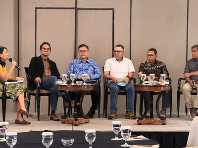 Penasihat Senior KLHK Prof Hariadi Kartodiharjo, Sekretaris Jenderal Asosiasi Pengusaha Hutan Indonesia (APHI) Purwadi Soeprihanto, General Manager PT Wana Bakti Persada Utama (WBPU) Eka Kusdiandra Wardhana, Direktur Utama PT Gunung Gajah Abadi Totok Suripto dan Direktur Program Terestrial YKAN Ruslandi saat berdiskusi dalam ajang “TLF 30: Transformasi Pengelolaan Hutan Alam Produksi untuk Mencapai Target FOLU Net Sink 2030”, Kamis (2/11).