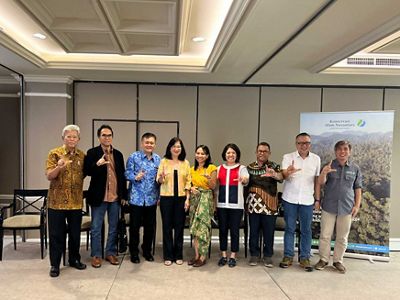 Seluruh pembicara TLF 30 foto bersama dengan Direktur Eksekutif YKAN Herlina Hartanto, Penasihat Senior Program Terestrial YKAN Wahjudi Wardojo, Direktur Komunikasi YKAN Priscilla Christin, dan moderator Anggita Paramesti.
