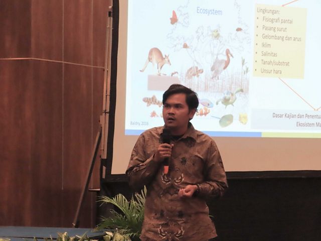 Peneliti mangrove YKAN, Topik Hidayat, S.Hut, M.Si, memberi paparan terkait strategi restorasi mangrove yang akan diterapkan di Pesisir Kab. OKI, Sumatera Selatan.