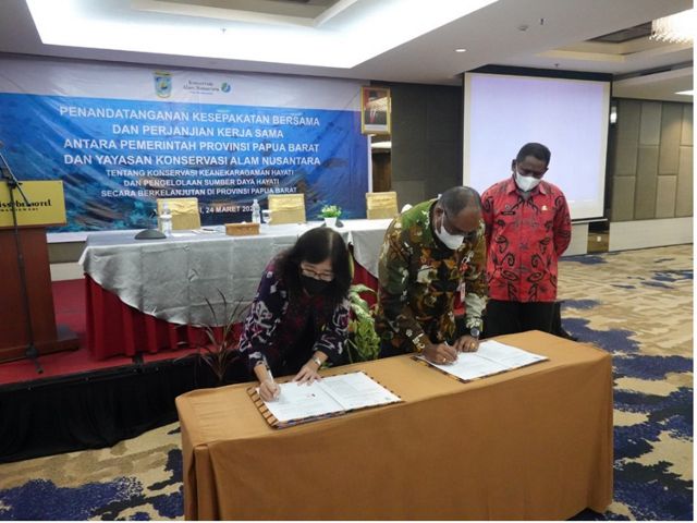 The signing of a joint agreement between the West Papua Provincial Government and Yayasan Konservasi Alam Nusantara in Manokwari on March 24, 2022.