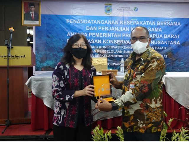 Direktur Eksekutif YKAN Herlina Hartanto menyerahkan cenderamata yang diterima oleh Asisten III Provinsi Papua Barat Reymond Yap, mewakili Gubernur Papua Barat.