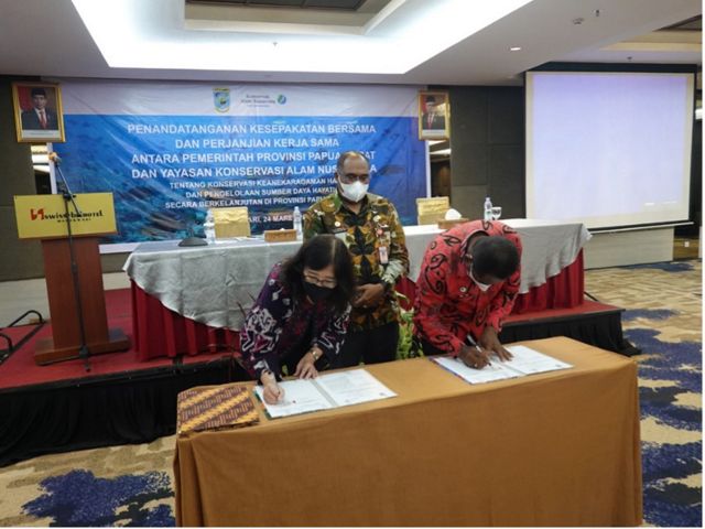 Penandatanganan perjanjian kerja sama antara Pemerintah Provinsi Papua Barat dengan Yayasan Konservasi Alam Nusantara di Manokwari pada 24 Maret 2022.