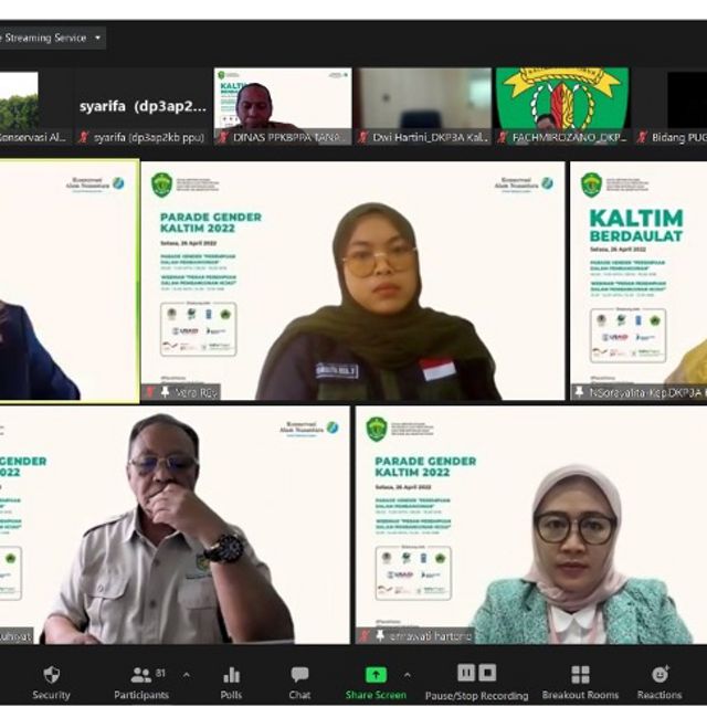 "Women's Role in Green Growth Development in East Kalimantan" webinar presenting the Secretary of the Working Group on Gender Mainstreaming in the Scope of the Secretariat General of the Ministry of Environment and Forestry Erna Eko Hartono, S.Hut., M.Si; Secretary of the East Kalimantan PUG Working Group, Noryani Sorayalita, S.E, M.M.T; Chairman of the Regional Council for Climate Change of East Kalimantan Prof Daddy Ruhiyat; and Vera Rosita Ekayanti from the Sulaiman Bay Forum Kepeduli Kelestarian Alam (Forlika), Berau, as speakers on Tuesday (26/). This webinar discusses the challenges and programs of Gender Mainstream in implementing green growth development in East Kalimantan.
