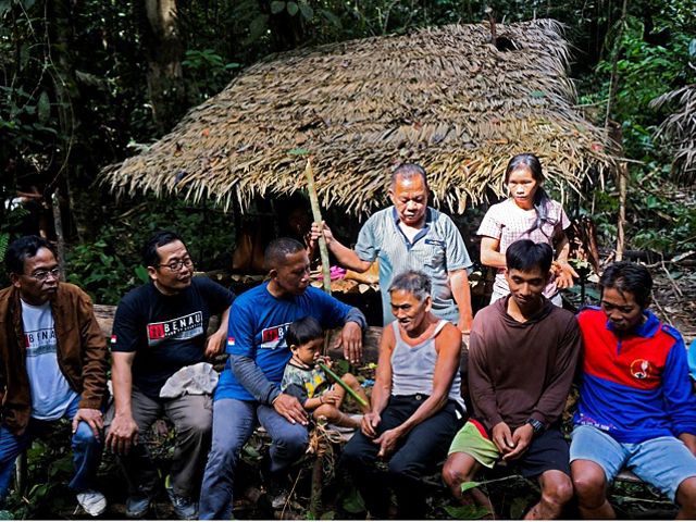 Bupati Bulungan Syarwani, M.Si ditemani Senior Manager Provincial Government YKAN Niel Makinuddin berdialog dengan warga Punan Batu Benau Sajau pada Jumat (2/6), di kawasan Hutan Batu Batu , Bulungan, Kalimantan Utara.