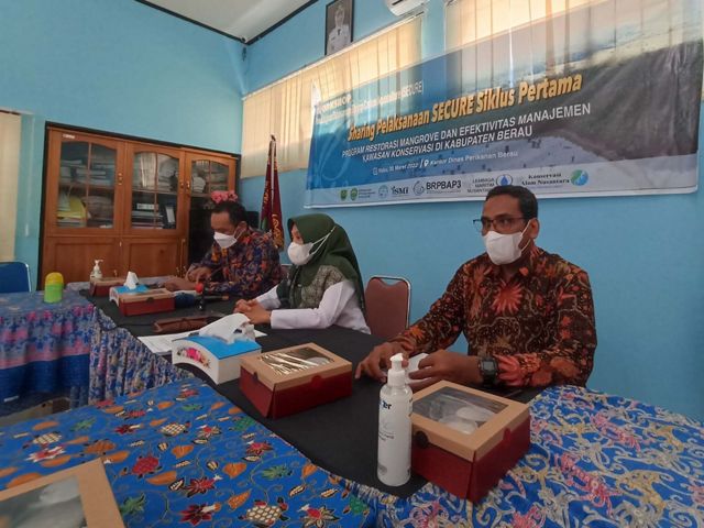 Marine and Fisheries Department of Berau Regency, supported by YKAN, BRPBAP3 KKP, and LEMSA  held the “First Cycle of SECURE Implementation Workshop” meeting on March 30, 2022.