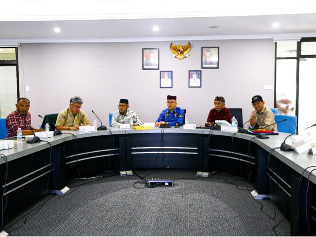 From the left to the right:  YKAN Government Relations Manager for Berau Gunawan Wibisono, National Geopark Development Strategic Coordinator, National Development Planning Agency (Bappenas) Togu Pardede, Chair of UGM Karst Study Group Professor Eko Haryono, Head of Tourism Office of North Kalimantan Province Njau Anau, Member of Committee Expert Council National Geopark Indonesia Budi Martono, and Geopark Maros-Pangkep Education Manager Ilham Alimudin.