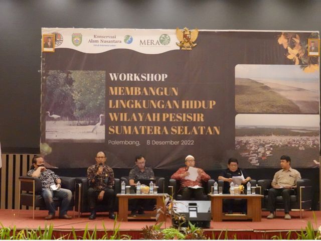 Kepala BPDAS Musi Sulthani Aziz menyampaikan paparan dalam workshop “Membangun Lingkungan Hidup Wilayah Pesisir Sumatera Selatan” yang diselenggarakan oleh BPDAS Musi, Dinas Kehutanan Provinsi Sumatera Selatan, dan Yayasan Konservasi Alam Nusantara (YKAN) pada tanggal 8 Desember 2022 di Palembang.