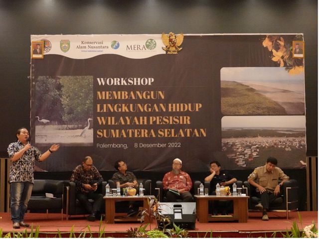 Direktur Program MERA YKAN Muhammad Imran Amin menyampaikan paparan dalam workshop “Membangun Lingkungan Hidup Wilayah Pesisir Sumatera Selatan” yang diselenggarakan oleh BPDAS Musi, Dinas Kehutanan Provinsi Sumatera Selatan, dan Yayasan Konservasi Alam Nusantara (YKAN) pada tanggal 8 Desember 2022 di Palembang.