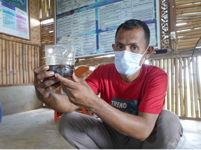 The head of the Poassa Group, Nuhada Nyong Tomia, showed the diesel fuel produced by the pyrolysis process.