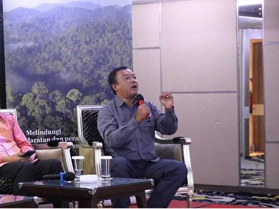 Savu Sea Program Manager YKAN M. Zia Ul Haq menjelaskan mengenai kegiatan konservasi dan peran YKAN dalam mengembangkan budi daya rumput laut yang ramah lingkungan, Rabu, (28/2).