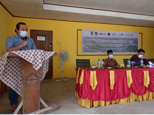 Muhammad Imran Amin, MERA Program Director, gave a presentation in the Integrated Coastal Management Program Development and Natural Climate Solution Promotion Workshops in Teluk Pambang Village, Bantan Sub-district, Bengkalis Regency (01/19).