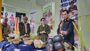 Bupati Wakatobi mengunjungi pameran YKAN