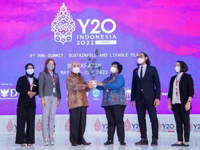 Menteri Lingkungan hidup dan Kehutanan Siti Nurbaya dan Gubernur Provinsi Kalimantan Timur Isran Noor menghadiri Pre Summit Y20 yang diadakan di Balikpapan, 21 Mei 2022.