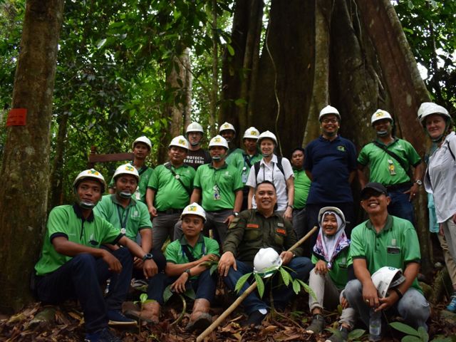Tim dari Triputra Argo Persada dan Yayasan Konservasi Alam Nusantara