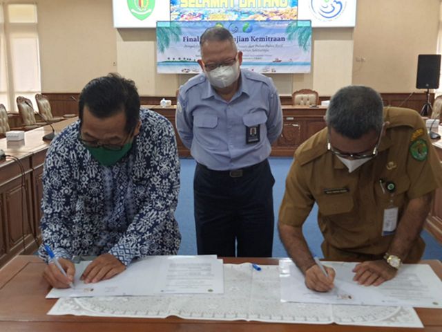 Kepala Dinas Kelautan dan Perikanan Provinsi Kalimantan Timur Riza Indra Riadi dan Manajer Senior YKAN untuk Provinsi Kalimantan Timur Niel Makinuddin 