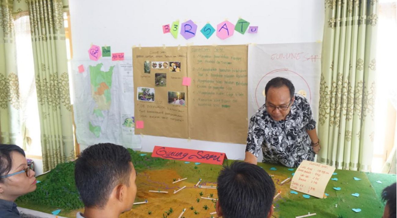 Sekdes Menjelaskan map 3d Desa Gunung Sari