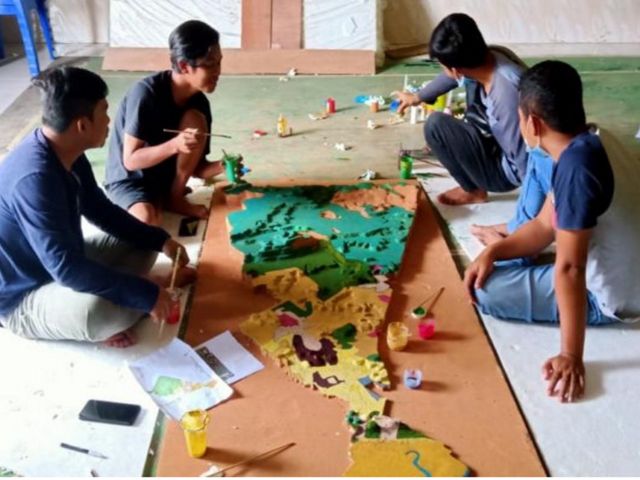 Proses pembuatan peta 3D oleh warga desa Biatan Lempake (April 2021).